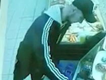 В Калининграде ищут отоваривавших ночью краденую карту парней в «Адидасе»