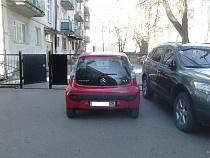 В Калининграде автоледи заблокировала автовладельцев из многоквартирного жилого дома