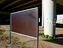 Власти установили щиты для объявлений под 2-й эстакадой