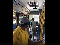 В Калининграде пассажиры вышли из автобуса из-за женщины без маски 