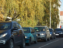 На улице Горького автобус сбил мужчину, толкавшего сломавшийся «Ниссан»