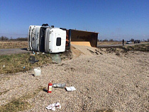 Под Гурьевском автомобиль с полуприцепом выехал на встречку и опрокинулся