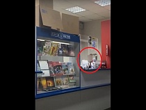 В Калининграде сотрудница «Почты России» ушла от клиентов в смартфон (видео)