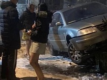 В Калининграде «Фольксваген» повис на ограждении тротуара