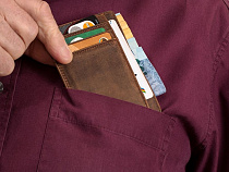 Пенсионер из Гусева остался без банковской карты после посещения бара