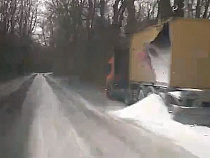 В ДТП на балтийской трассе на дорогу высыпалась мука (видео)