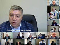 Дятловой доложили о 13 оставленных на газонах автомобилях