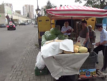 Почти вся уличная торговля арбузами нелегальна - правительство