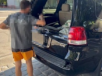 Мажор на «Лэнд Крузере» проветривал дитя на полном ходу 