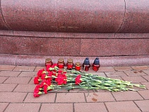 Калининградцы несут цветы в память о жертвах теракта 