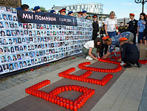 Дети зажгли более 600 свечей в память о жертвах теракта в Беслане