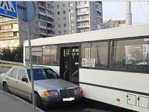 На пешеходном переходе автобус «притер» легковушку