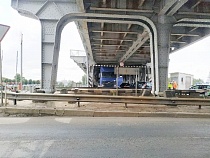 Ещё одна фура застряла на двухъярусном мосту
