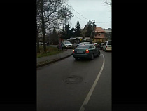 Маленькую девочку и её маму вытеснил с тротуара здоровенный БМВ (видео) 