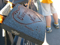 Под марш Мендельсона: в Калининграде восемь влюбленных пар заключили брак в День семьи, любви и верности