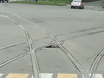 «Яма с острыми краями»: водители предупреждают о ловушке на Ленинском 