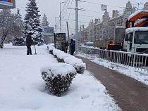 Алиханов предложил добавить зарплаты на уборку снега