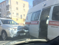 На Советском проспекте в Калининграде автомобиль влетел в «скорую»
