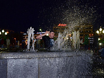 Болельщик скандировал “Россия-Россия!” и рухнул в фонтан (видео)