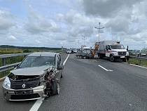 На Приморском кольце пенсионер врезался в машину «Дорожного надзора»