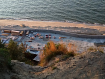 Склоны в районе нового променада в Светлогорске закрепили сеткой