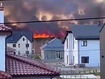 Огонь подступает к домам в Холмогоровке