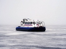 Люди на снегоходе провалились под лёд Куршского залива 