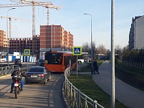 На Артиллерийской столкнулись автобус и легковушка