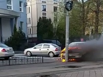 У суда в Калининграде самовоспламенилась «Шкода» (видео)