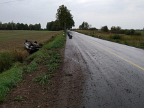 На мокрой дороге машина с 37-летним мужчиной вылетела в кювет и перевернулась на крышу (фото)