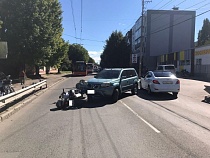 В Калининграде на Дзержинского девушка на «Ниссане» сбила мотоциклиста