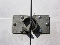 Двое безработных украли у калининградца металлическую дверь