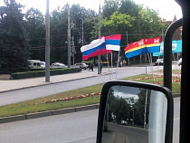 Вместо флага России в Калининграде установили флаг Сербии