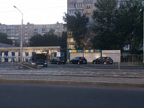 На улице 9 Апреля автомобиль снес забор, ограждающий трамвайные пути