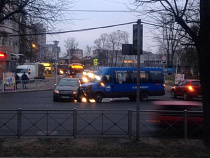 В Калининграде спешащая в аэропорт маршрутка врезалась в джип