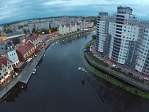 Экстрим: в Калининграде неизвестный смельчак прыгнул с парашютом с высотки у "Рыбной деревни"