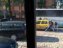 Неизвестные задержали неизвестных на улице Киевской в Калининграде (карта)