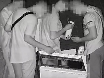 В парке Калининграда подростки ради девочек взломали холодильник 