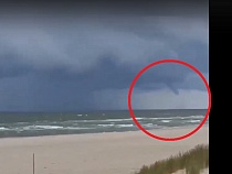 У Янтарного сняли на видео морской торнадо