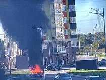 В Калининграде ярко сгорел «Фольксваген» 