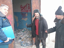 Под Калининградом сотрудники МЧС провели рейд по аварийным заброшенным домам
