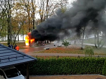 На Верхнем озере полыхал домик охранника (видео)  