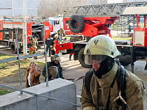 Пожарные спасли одного и эвакуировали троих человек - МЧС