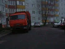 В Калининграде мусоровоз сбил 42-летнего мужчину во дворе дома