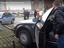 “Фольксваген” на Сельме протаранил ворота и перекрыл выезд из двора (видео)