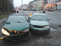 На Советском проспекте три машины столкнулись на тротуаре