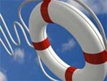 В Калининграде спасатели на моторной лодке доставили купальщицу на берег