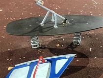 В Пионерском подростки разносят парк за десятки миллионов рублей