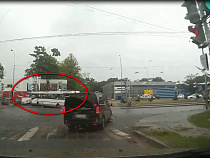 В Калининграде автобус пролетел на «красный» светофор и врезался (видео)