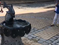 В Зеленоградске появился фонтан с плюющим дельфином (видео)